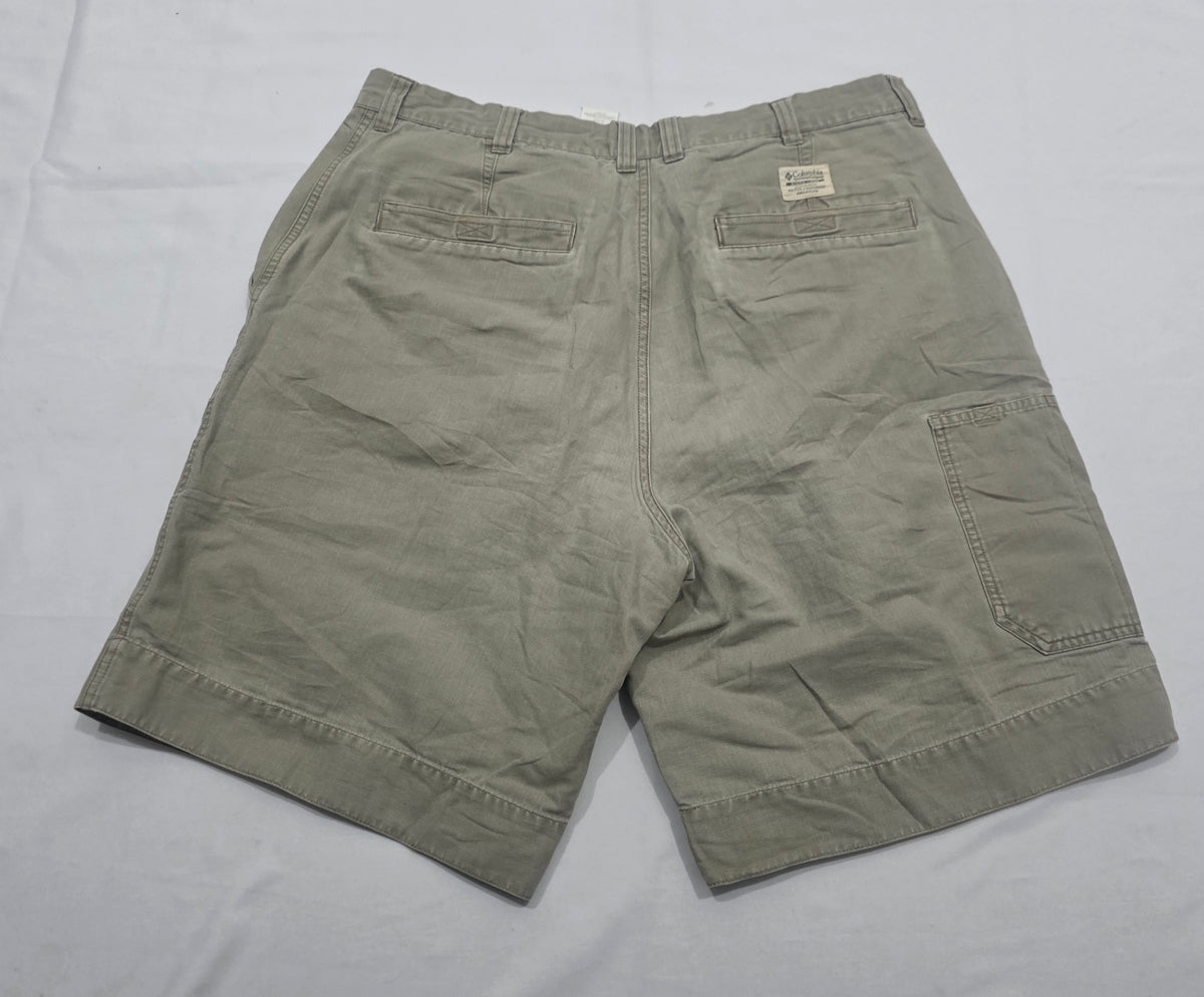 Bermuda Columbia Talla 38 Gris Verdoso (Usado)