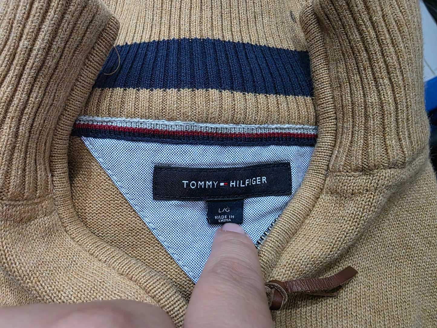 Sueter Tommy Hilfiger Grande L Cafe Cierre Corto (Usado)