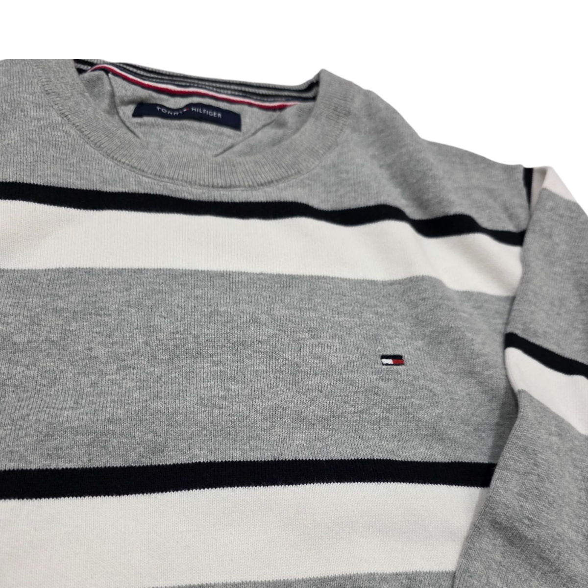 Sueter Tommy Hilfiger Grande L Gris Con Lineas Blancas