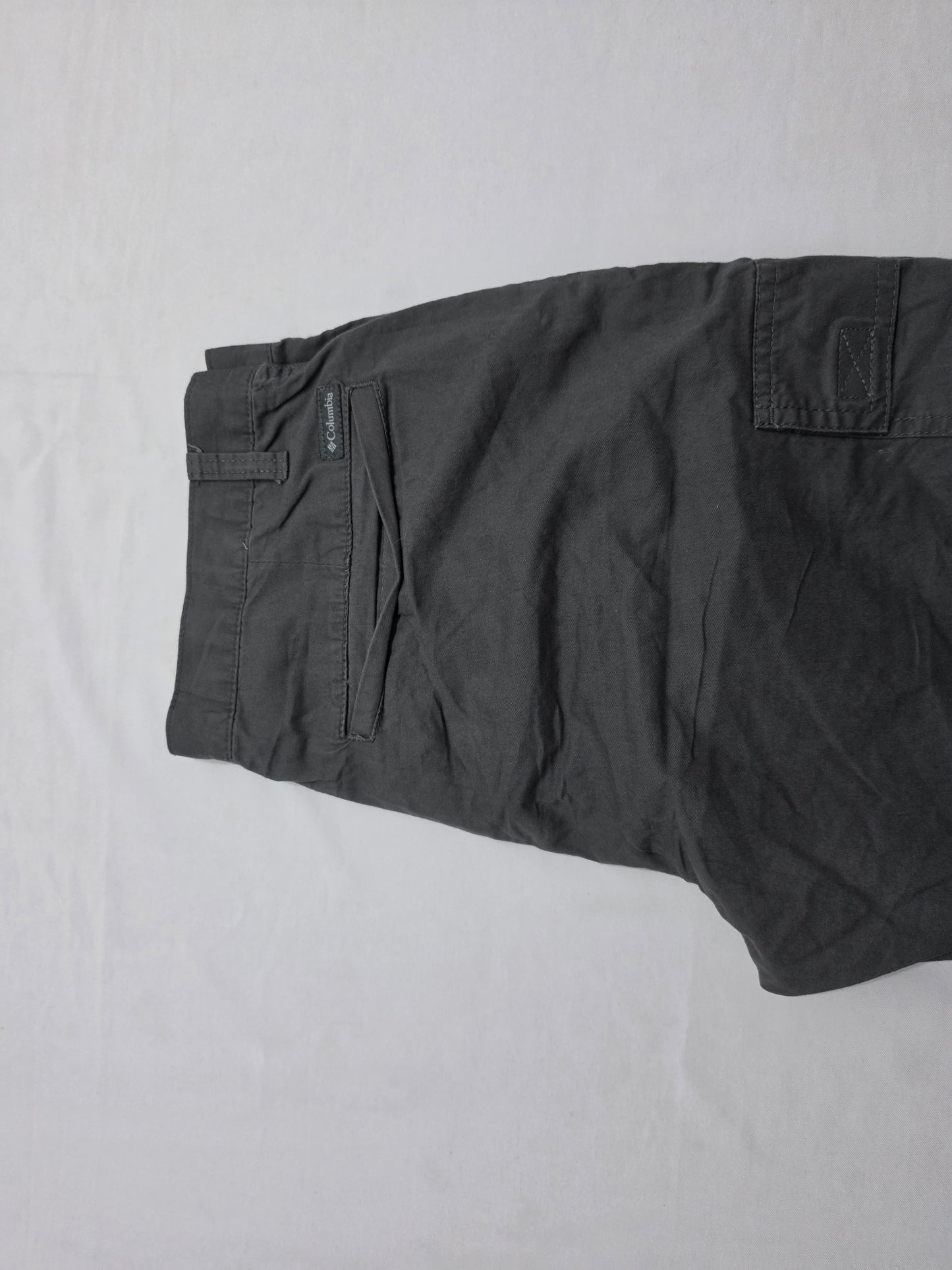 Bermuda Columbia Talla 32 Gris Oscuro