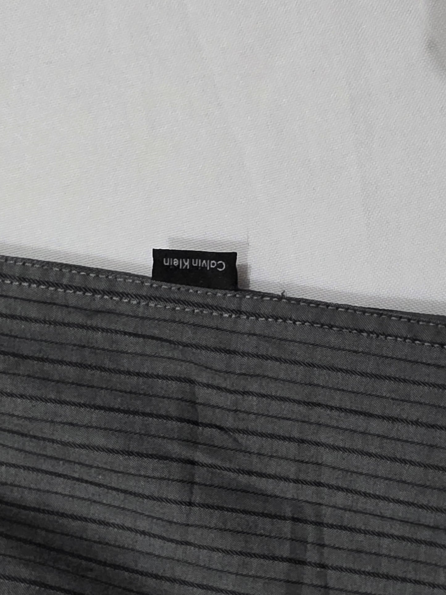 Camisa Calvin Klein Mediana Gris Lineas (Usado)