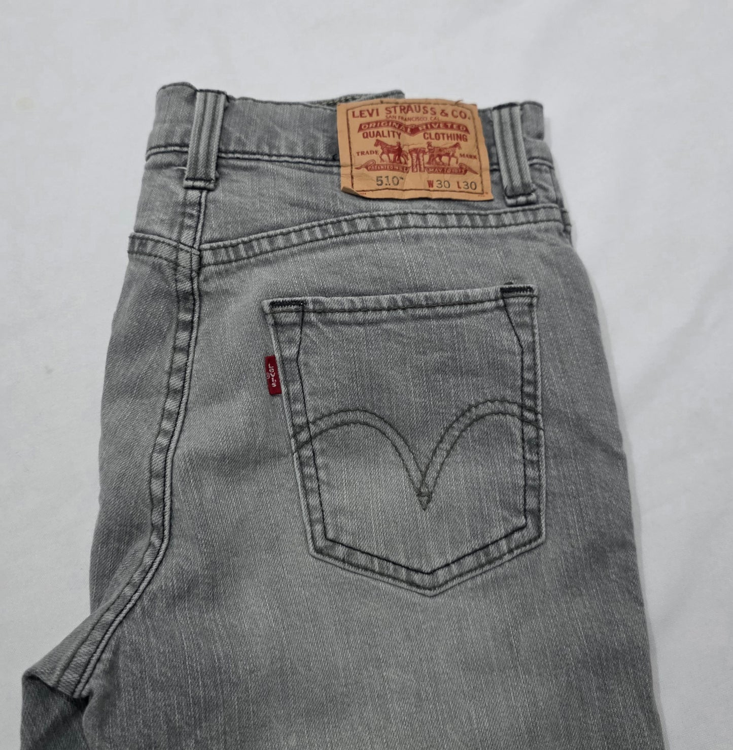 Pantalon Levis 510 30x03 Slim Recto Gris