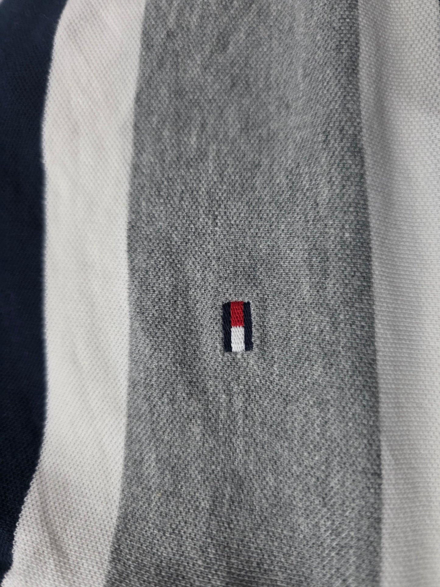 Playera Polo Tommy Hilfiger Xgrande Classic Fit Gris Lineas