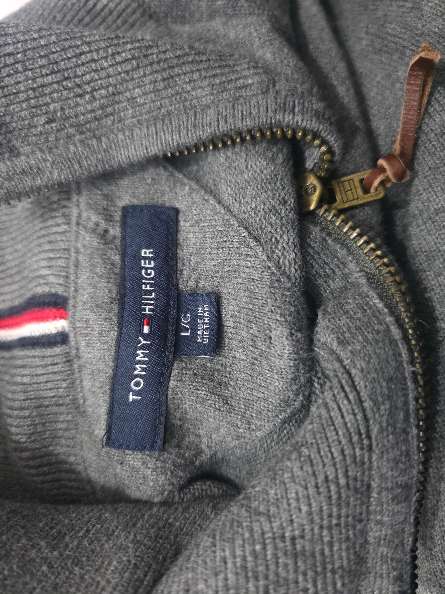 Sueter Tommy Hilfiger Grande L Gris Cierre Corto (Usado)