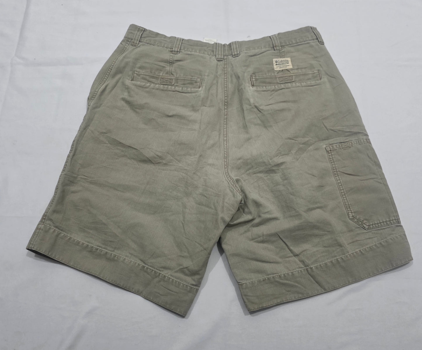 Bermuda Columbia Talla 38 Gris Verdoso (Usado)