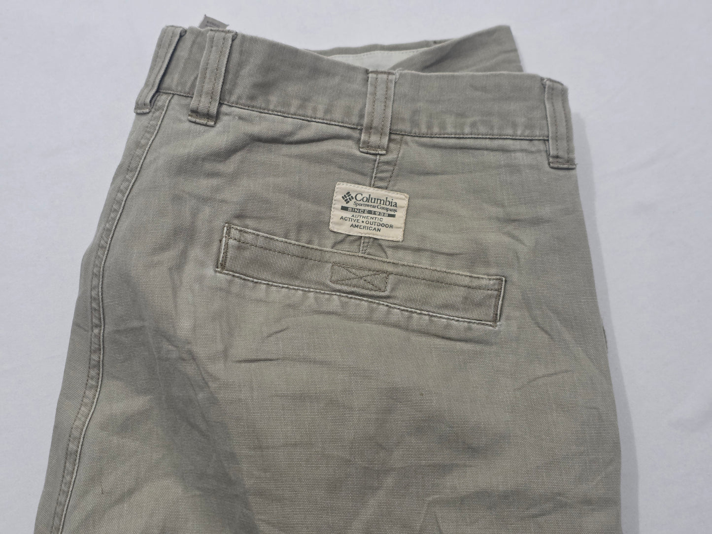Bermuda Columbia Talla 38 Gris Verdoso (Usado)