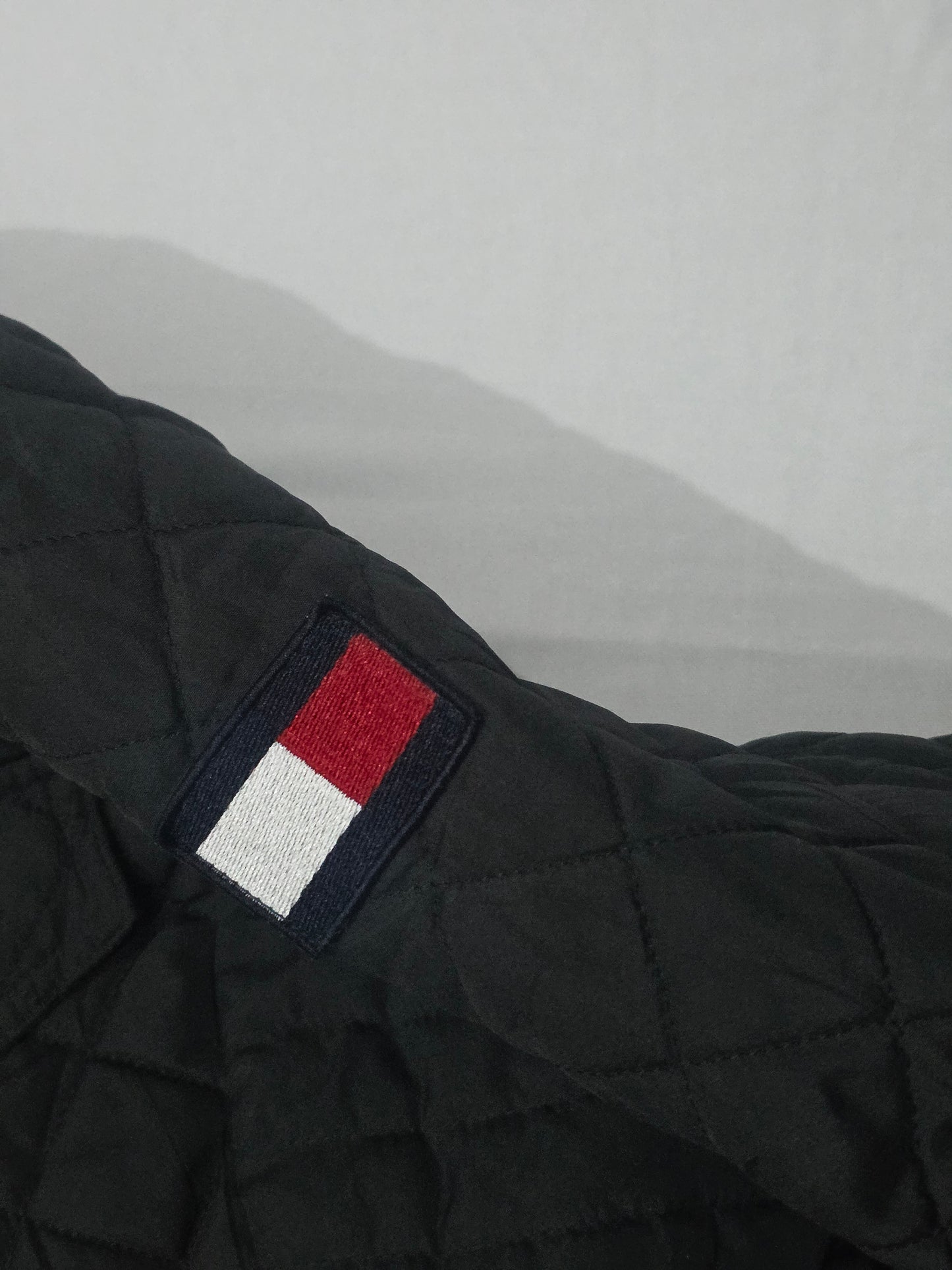 Chamarra Tommy Hilfiger Grande L Mujer Color Negro (Usado)