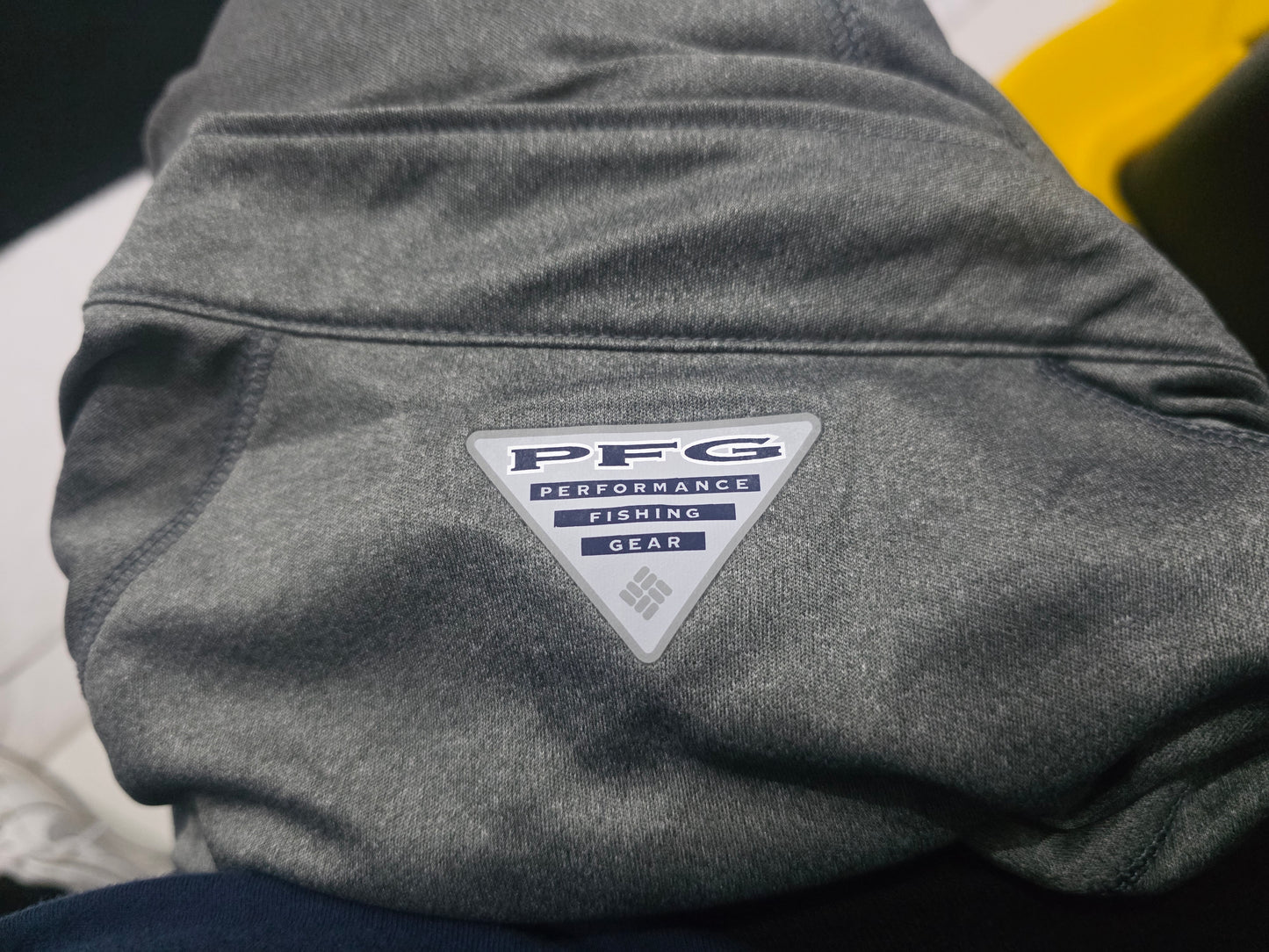 Playera Manga Larga Columbia Grande L Gris Cierre Corto (Usado)