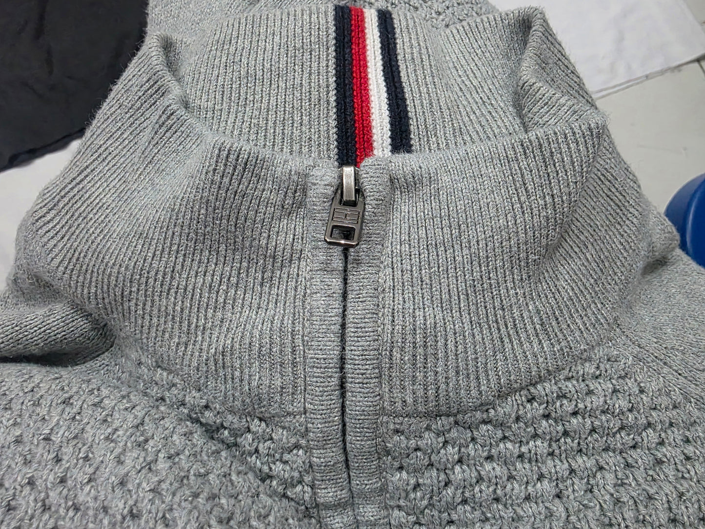 Sueter Cierre Corto Tommy Hilfiger Xgrande Xl Gris Claro