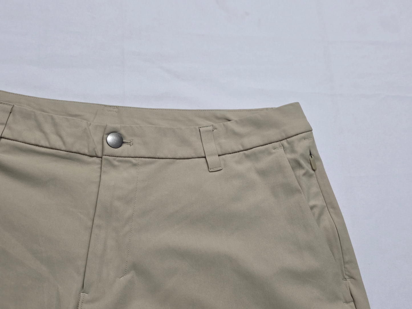 Bermuda Lululemon Talla 34 Comission Classic Cafe Claro (Usado)
