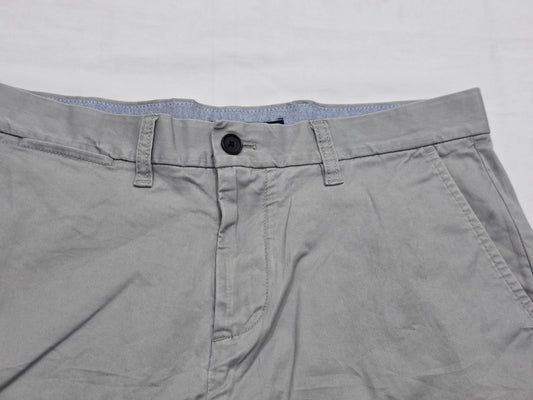 Bermuda Tommy Hilfiger Talla 32 Gris (Usado)