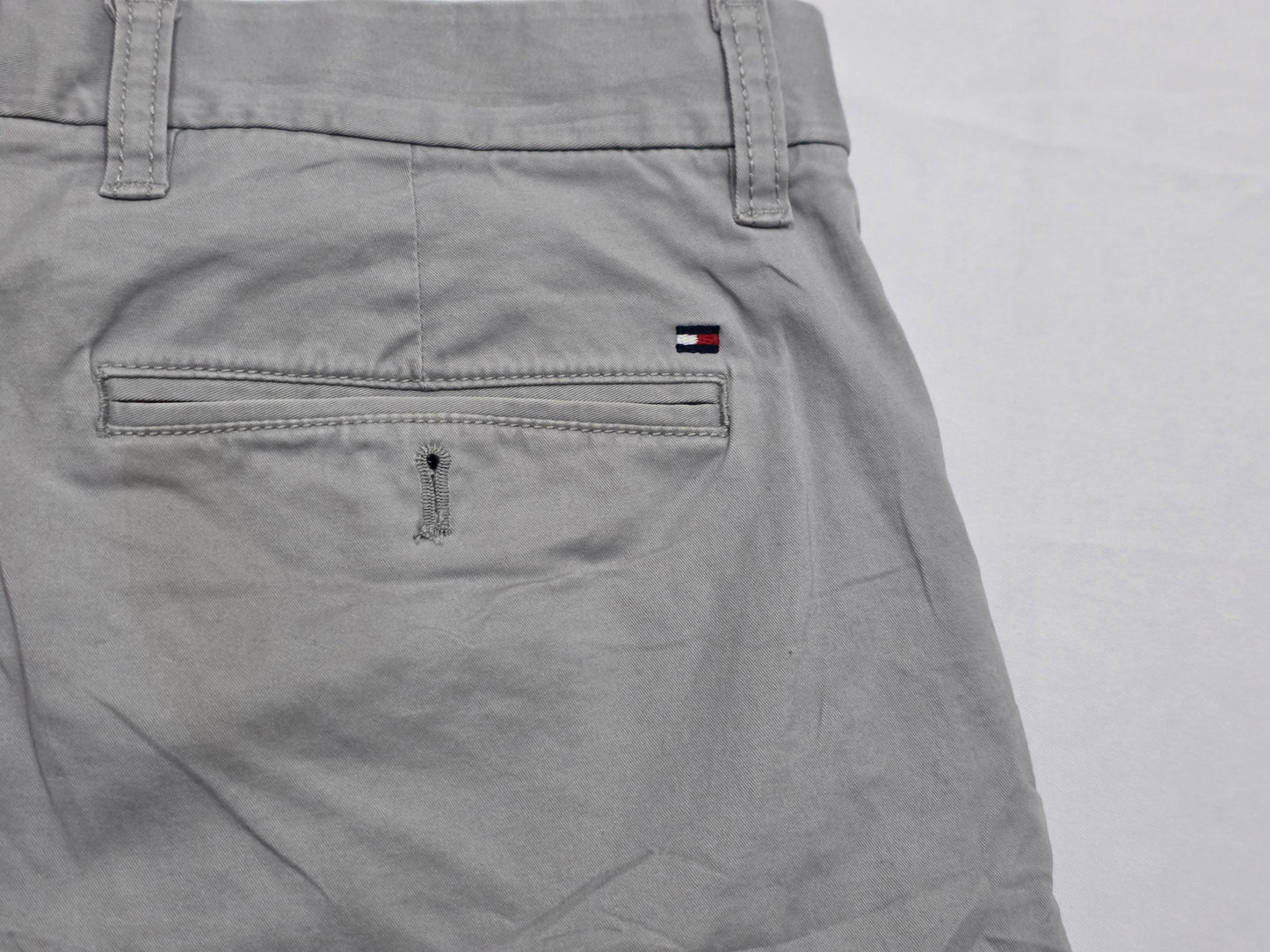 Bermuda Tommy Hilfiger Talla 32 Gris (Usado)