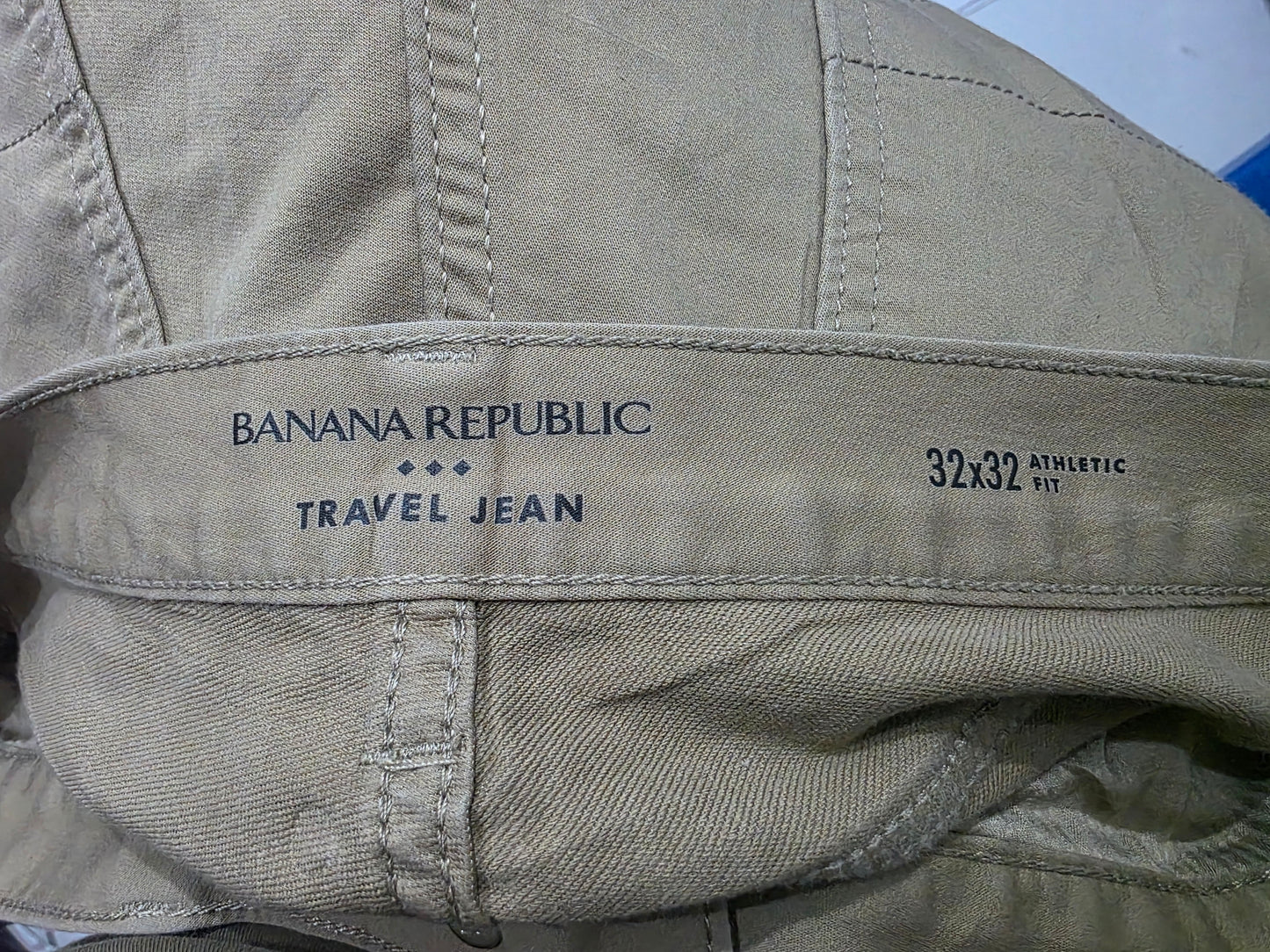 Pantalon Athletic Fit Traveler Banana Republic 32x32 Cafe (Usado)