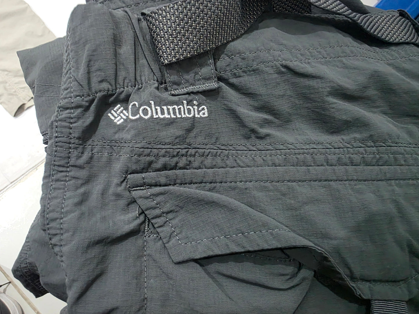 Pantalon Con Cinturon Columbia 36x34 Gris (Usado)