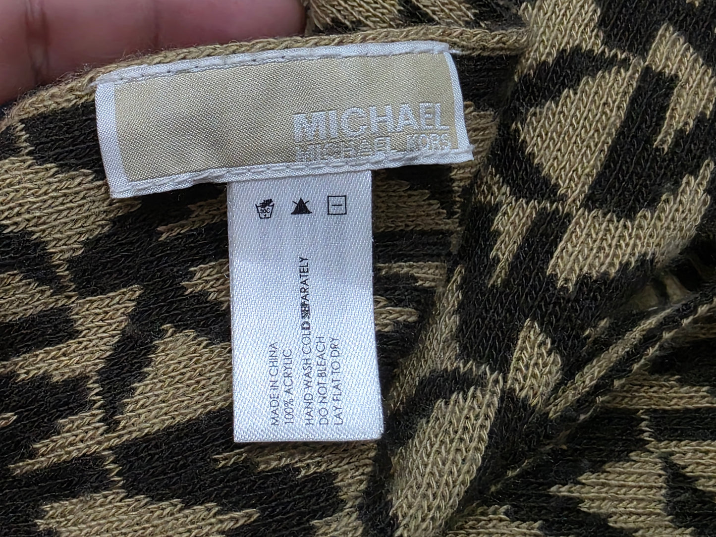 Bufanda Michael Kors Cafe Letras Negras (Usado)