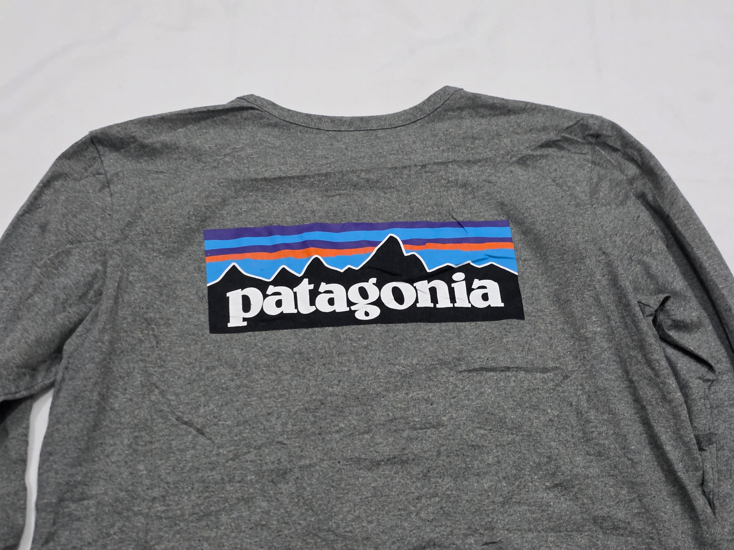 Playera Manga Larga Patagonia Mediana M Gris Logo (Usado)