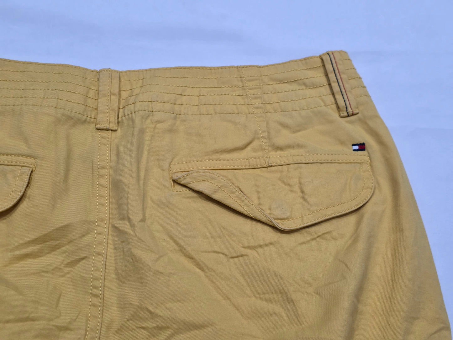 Bermuda Cargo Tommy Hilfiger Talla 36 Mostaza (Usado)