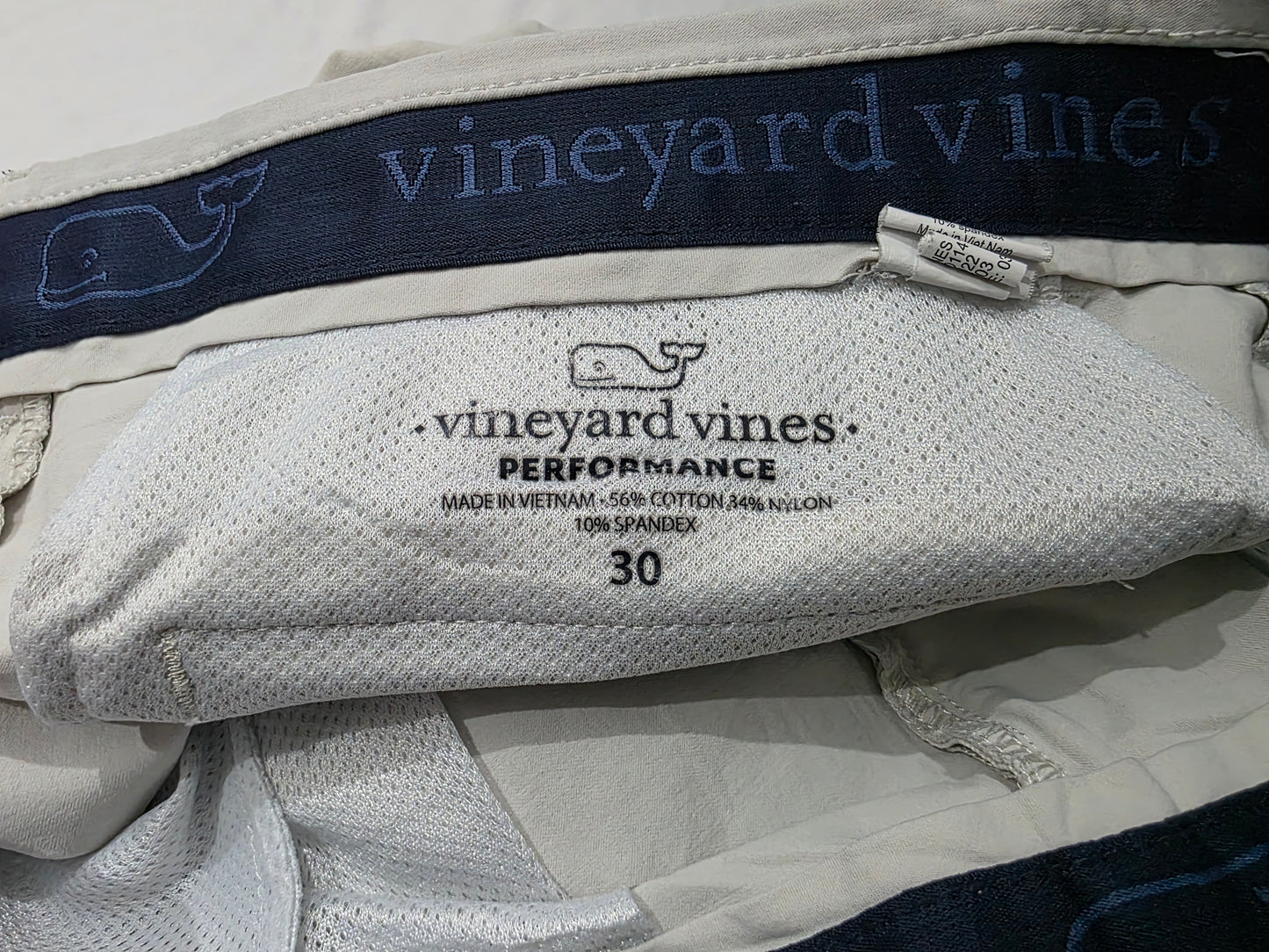 Bermuda Vineyard Vines Performance Talla 30 Beige Oscuro