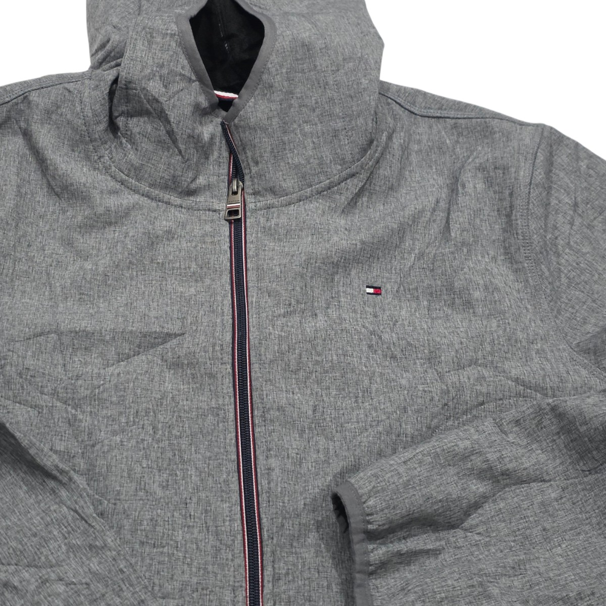Chamarra Tommy Hilfiger Grande L Gris Resistente Viento (Usado)