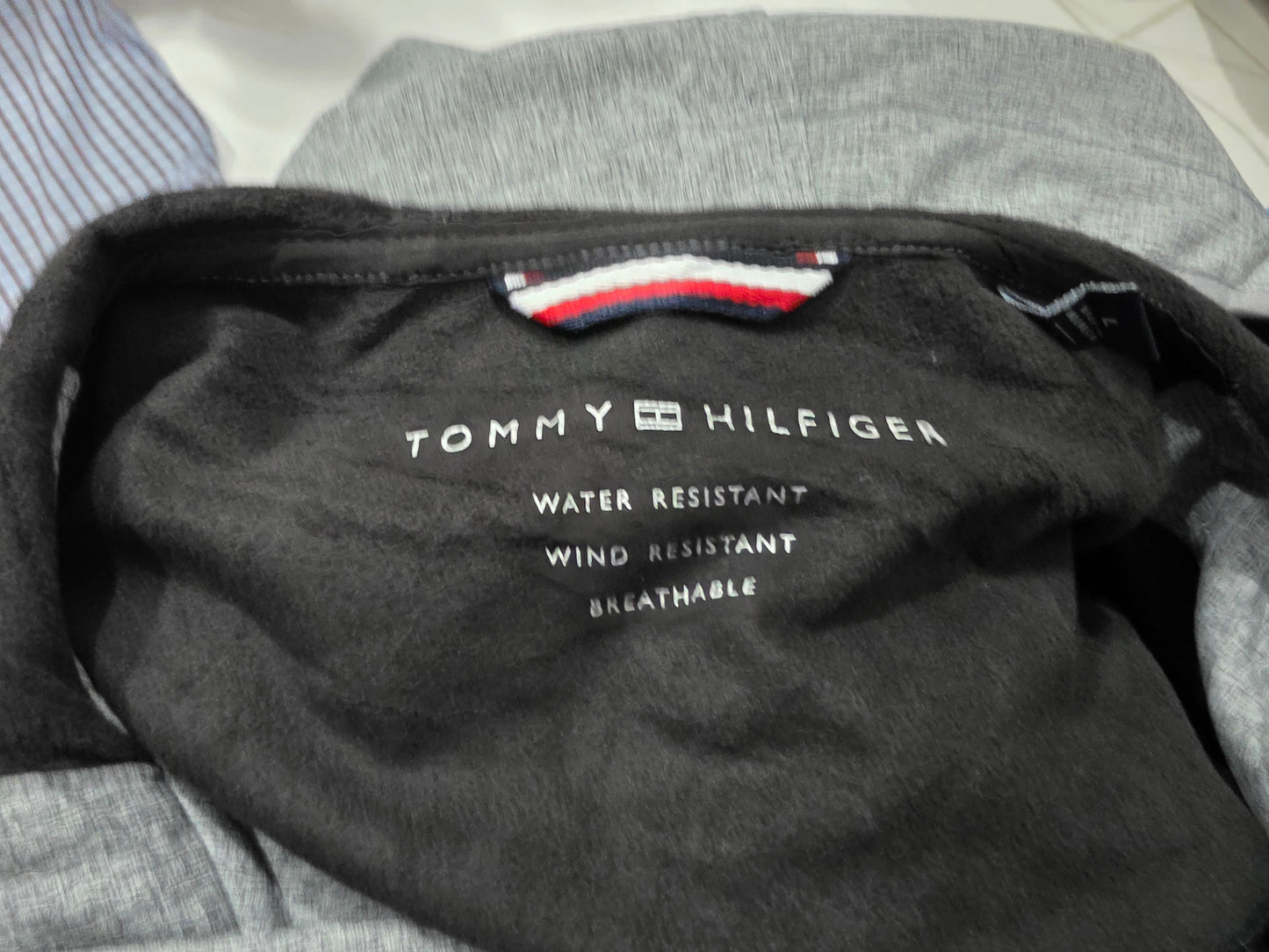 Chamarra Tommy Hilfiger Grande L Gris Resistente Viento (Usado)