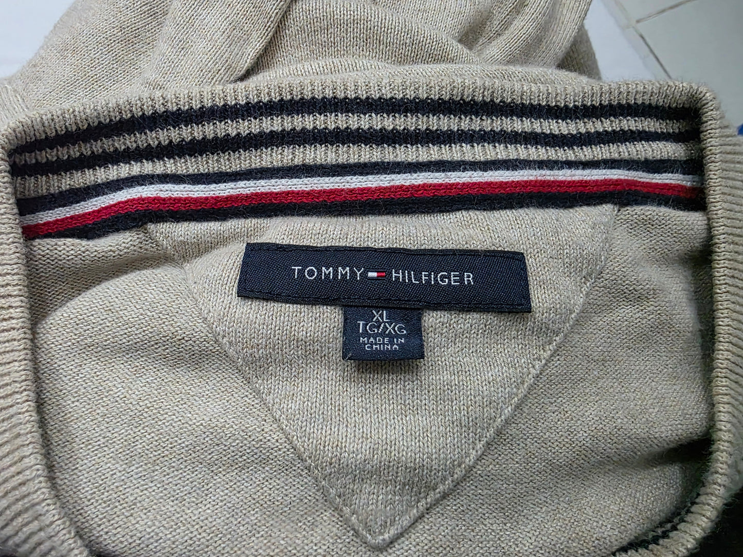Sueter Tommy Hilfiger Xgrande Xl Cafe Cuello V (Usado)