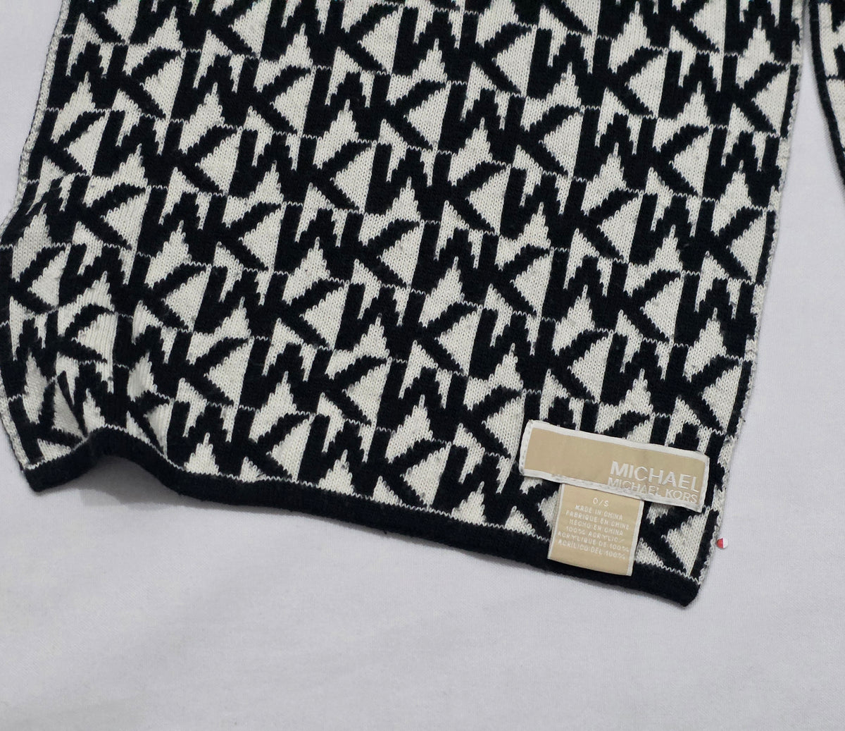 Bufanda Michael Kors Uni Negro Letras (Usado)