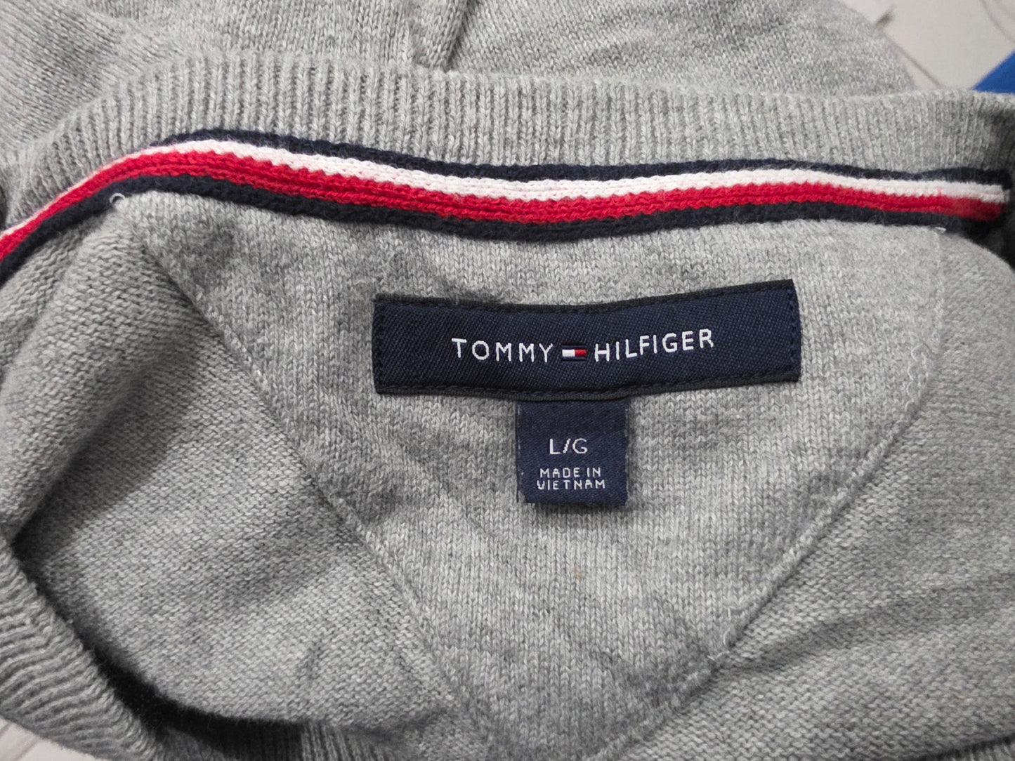 Sueter Tommy Hilfiger Grande L Gris Figuras Cuello V