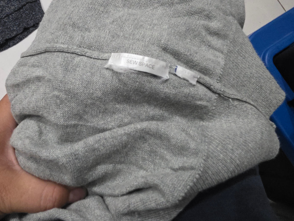 Sueter Tommy Hilfiger Grande L Gris Figuras Cuello V