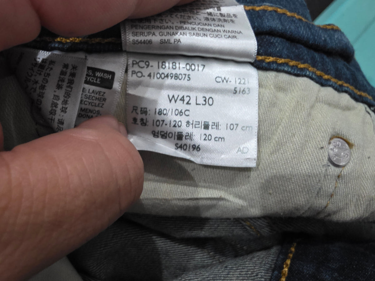 Pantalon Levis 541 42x30 Athletic Taper Azul Marino (Usado)