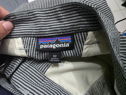 Bermuda Patagonia Talla 32 Lineas Gris Y Negro (Usado)