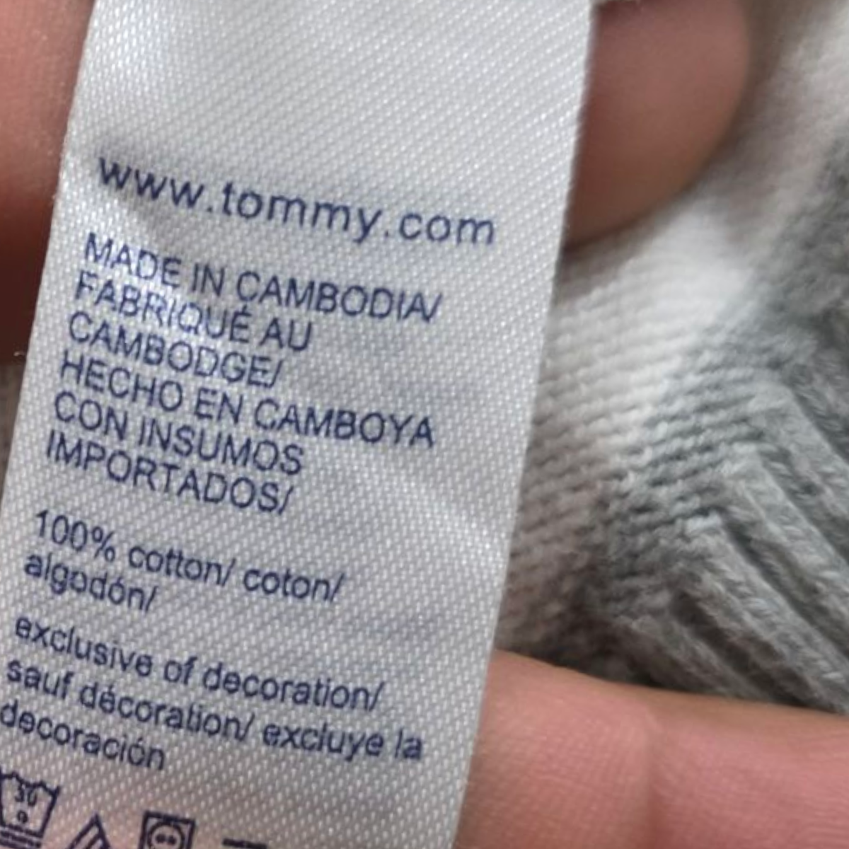 Sueter Tommy Hilfiger Grande L Gris Con Lineas Blancas